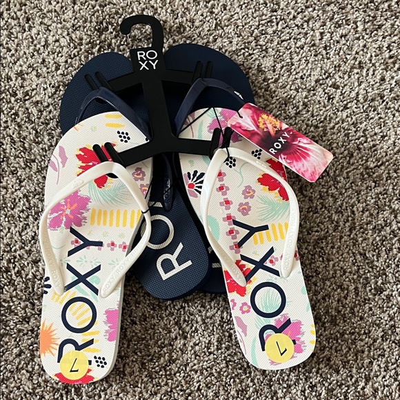 SOLD.    2pair Roxy flip flops - Picture 2 of 5